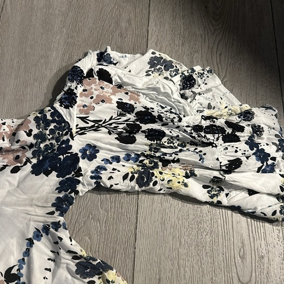 Off the shoulder flowy floral fever top size medium - Picture 5 of 6